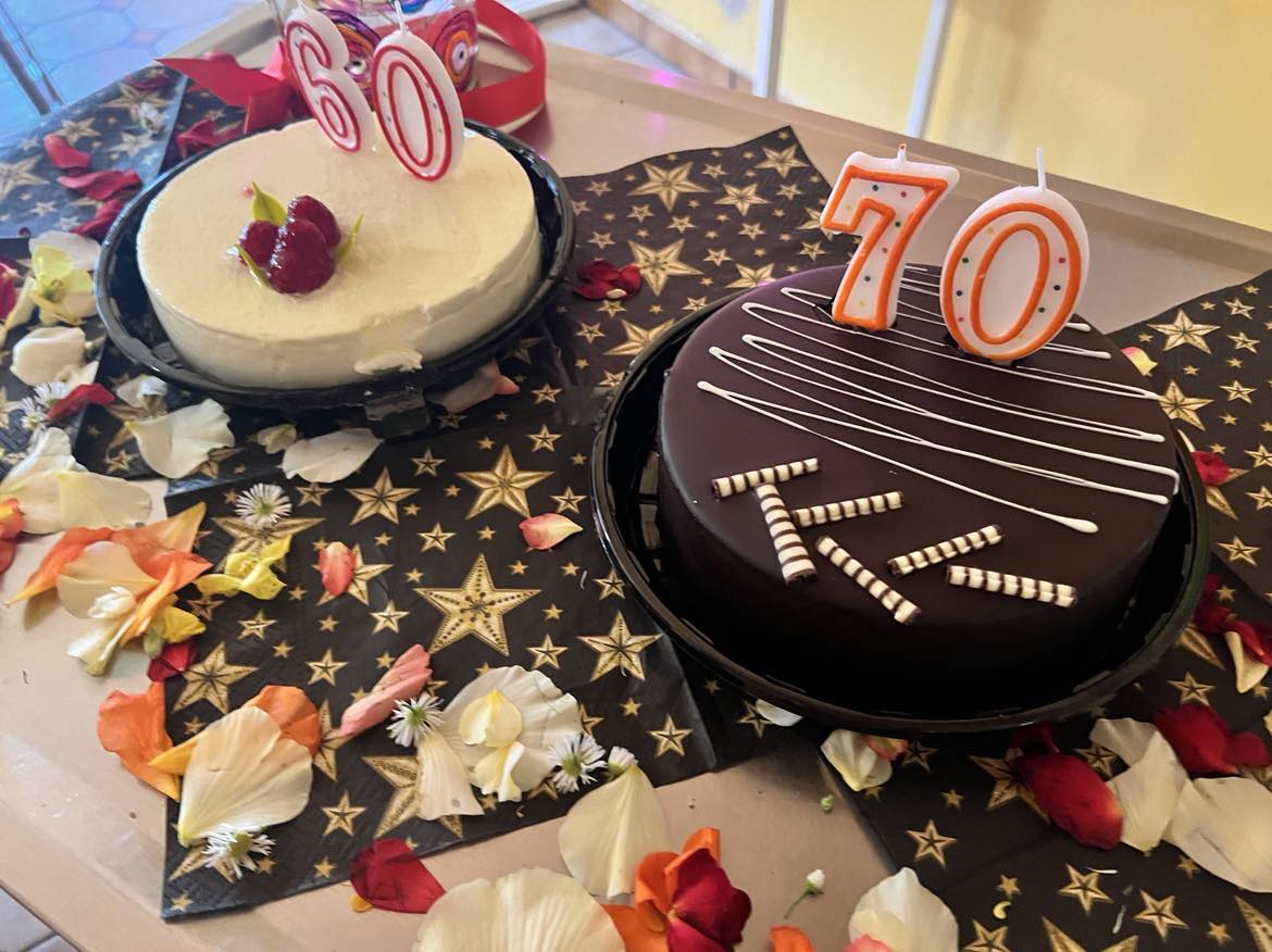 Dwa torty urodzinowe - jeden z cyfrą 60, drugi z cyfrą 70