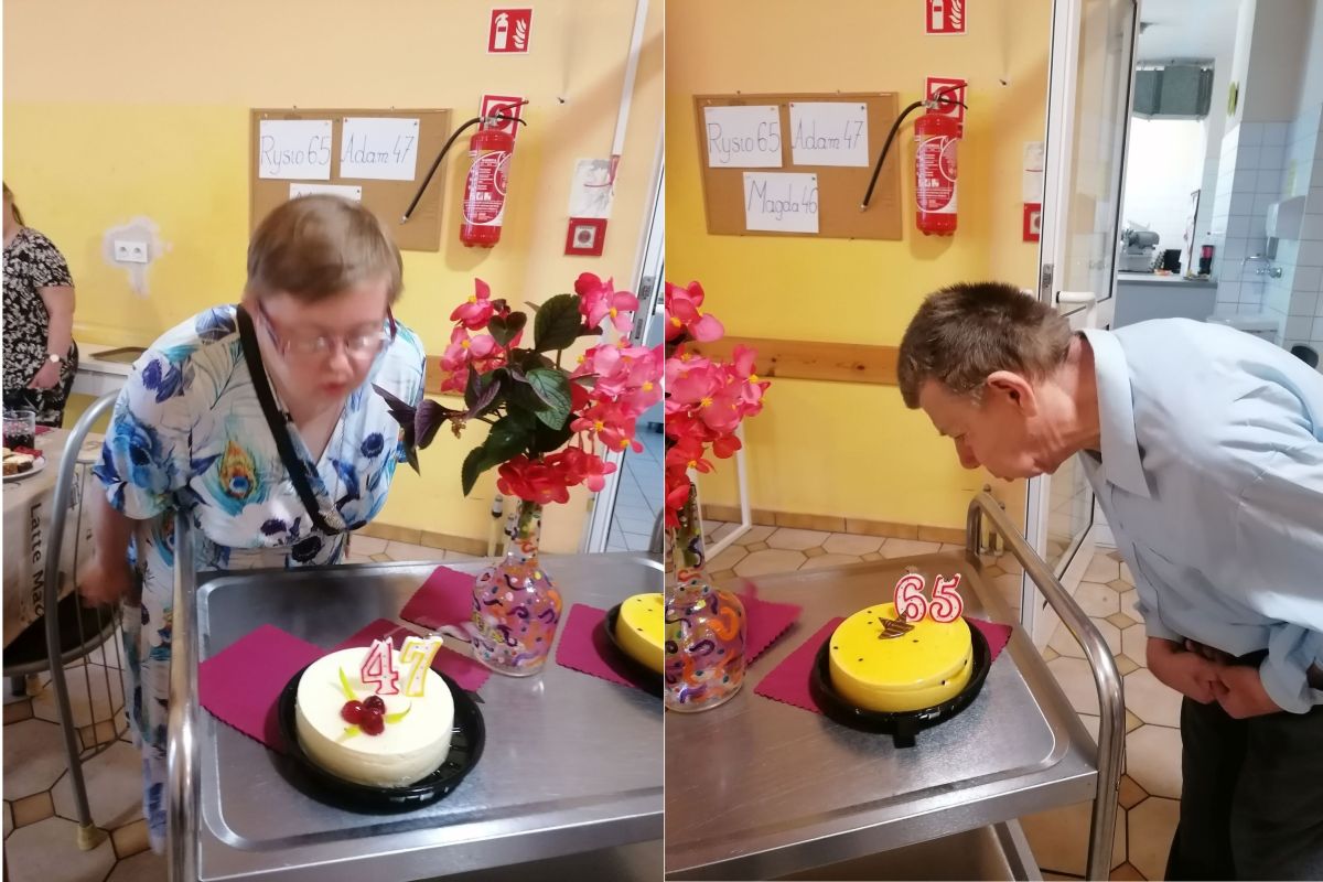 Zdjęcie składa się z dwóch połówek - po lewej stronie kobieta w średnim wieku pochyla się nad tortem ze świeczkami - cyframi (liczba 47), a po prawej stronie mężczyzna pochyla nad tortem z cyframi-świeczkami (65)
